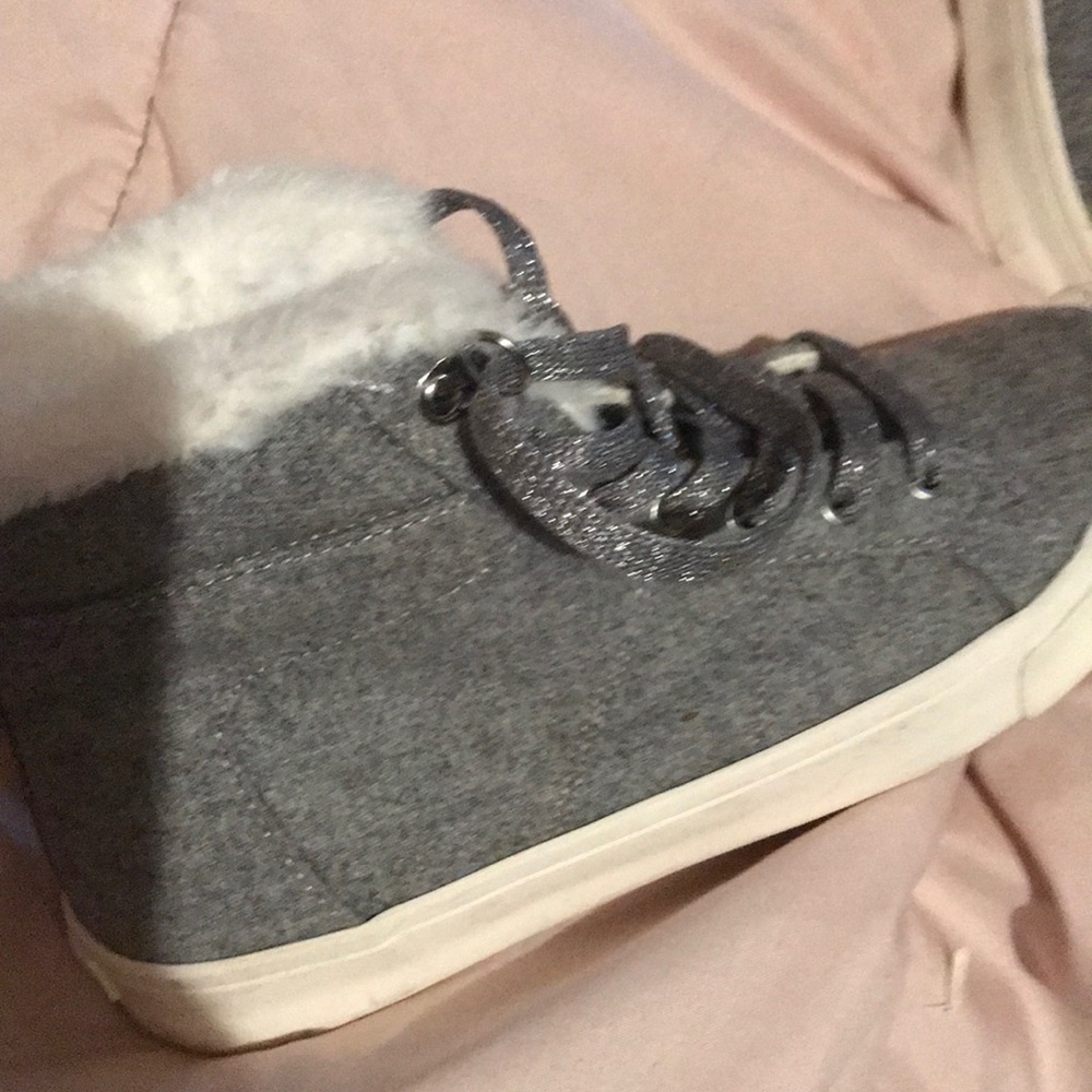 Gray shimmery fluffy shoes - Picture 4 of 4